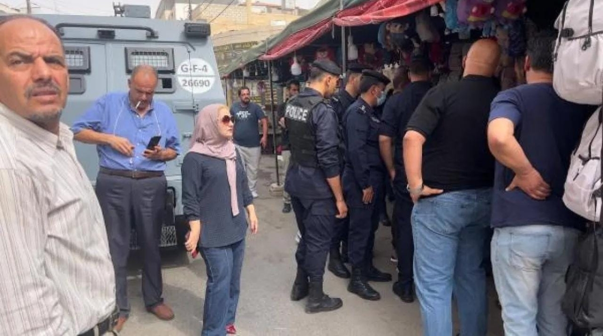 بلدية المفرق تنفذ حملة لإزالة الاعتداءات على الأرصفة