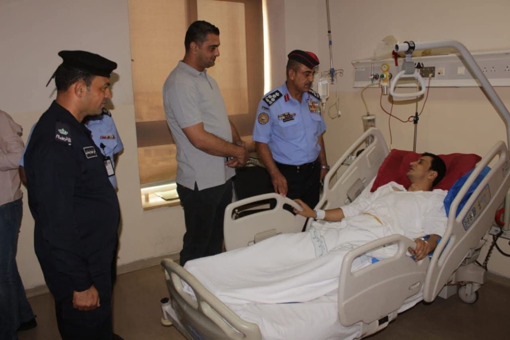 مدير شرطة  الزرقاء يزور الرائد سيف الحنيطي الذي يرقد على سرير الشفاء