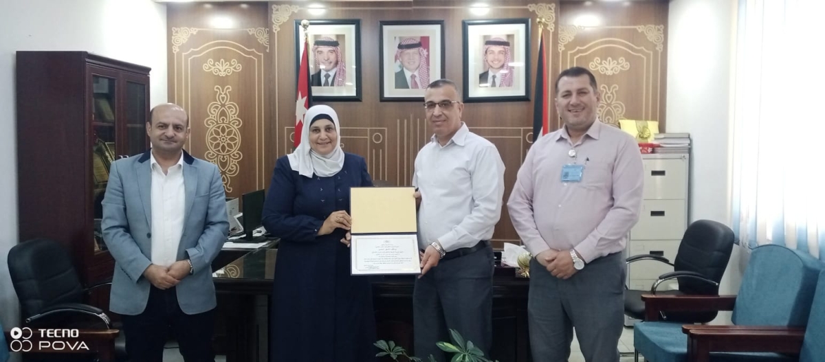 المصري تكرم الموظفين الفائزين بجائزة الموظف المتميز في مديرية تربية المزار الشمالي