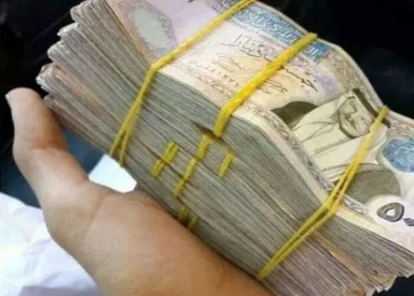 سائق أردني في المفرق يُعيد 8 آلاف دينار لصاحبها
