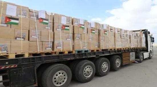 عبور قافلة مساعدات جديدة من الأردن تضم 28 شاحنة محملة بالمواد الغذائية لغزة