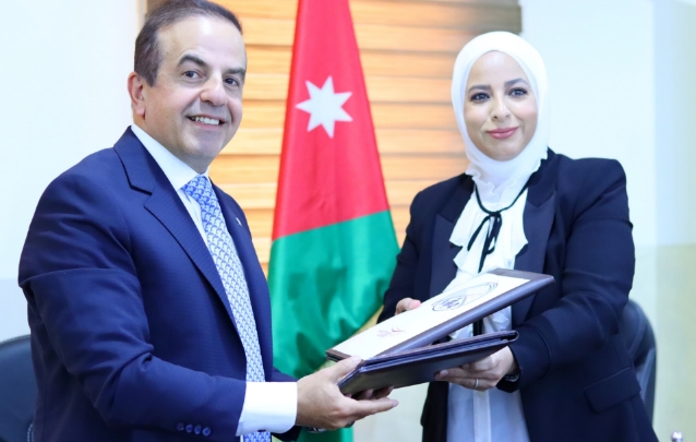 توقيع اتفاقية بين الأحوال المدنية والبريد الأردني لتوصيل الجواز الإلكتروني
