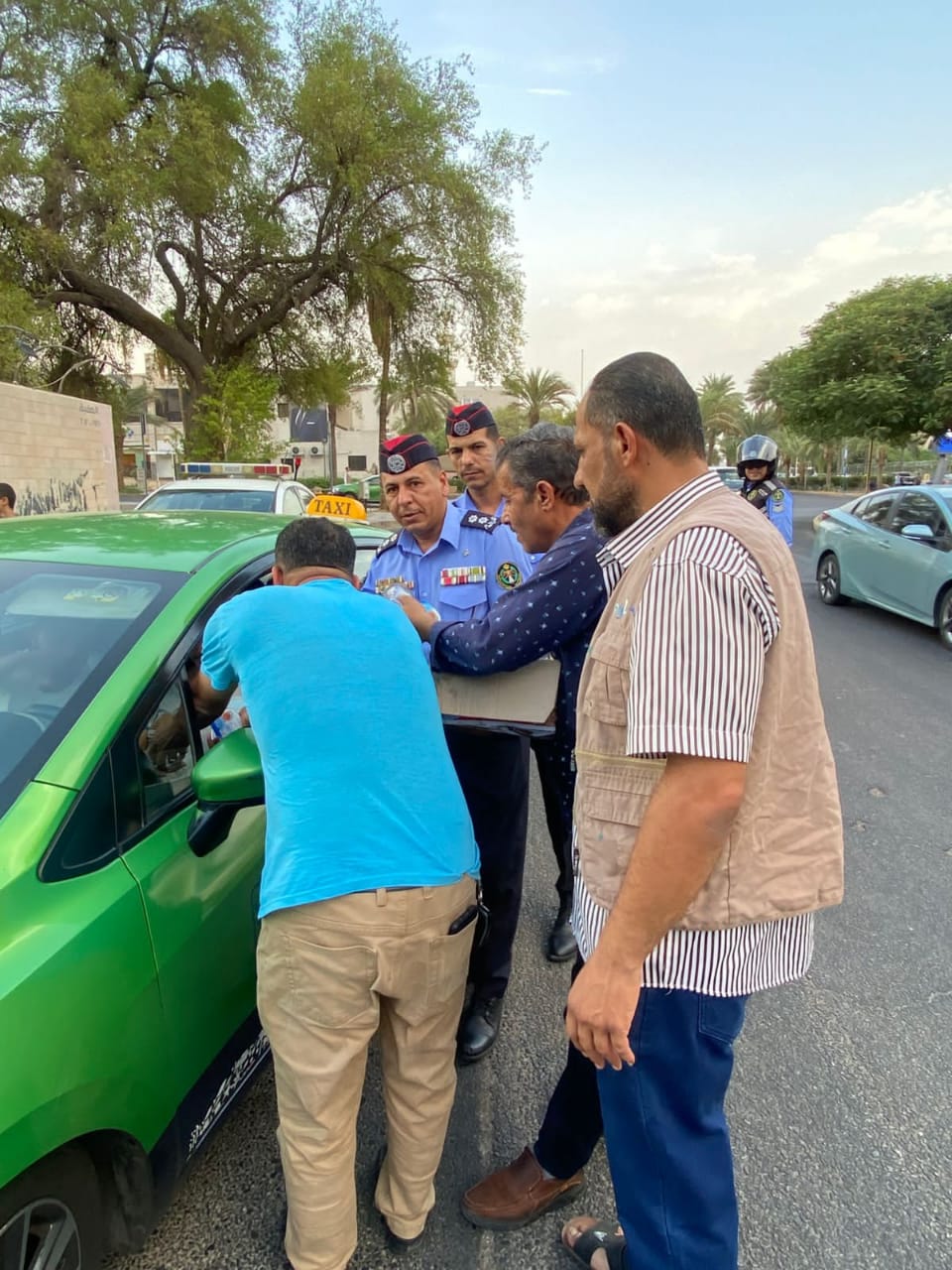 الشرطة المجتمعية بالعقبة توزّع المياه والكمامات على المواطنين والزوار