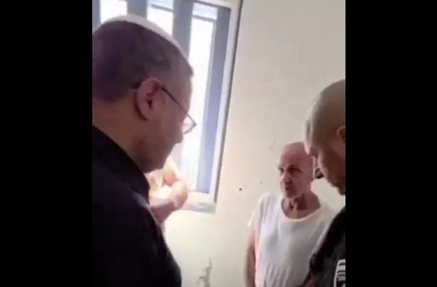 بن غفير يقتحم زنزانة الأسير مروان البرغوثي ويهدده بالقتل وسط إدانات فلسطينية واسعة