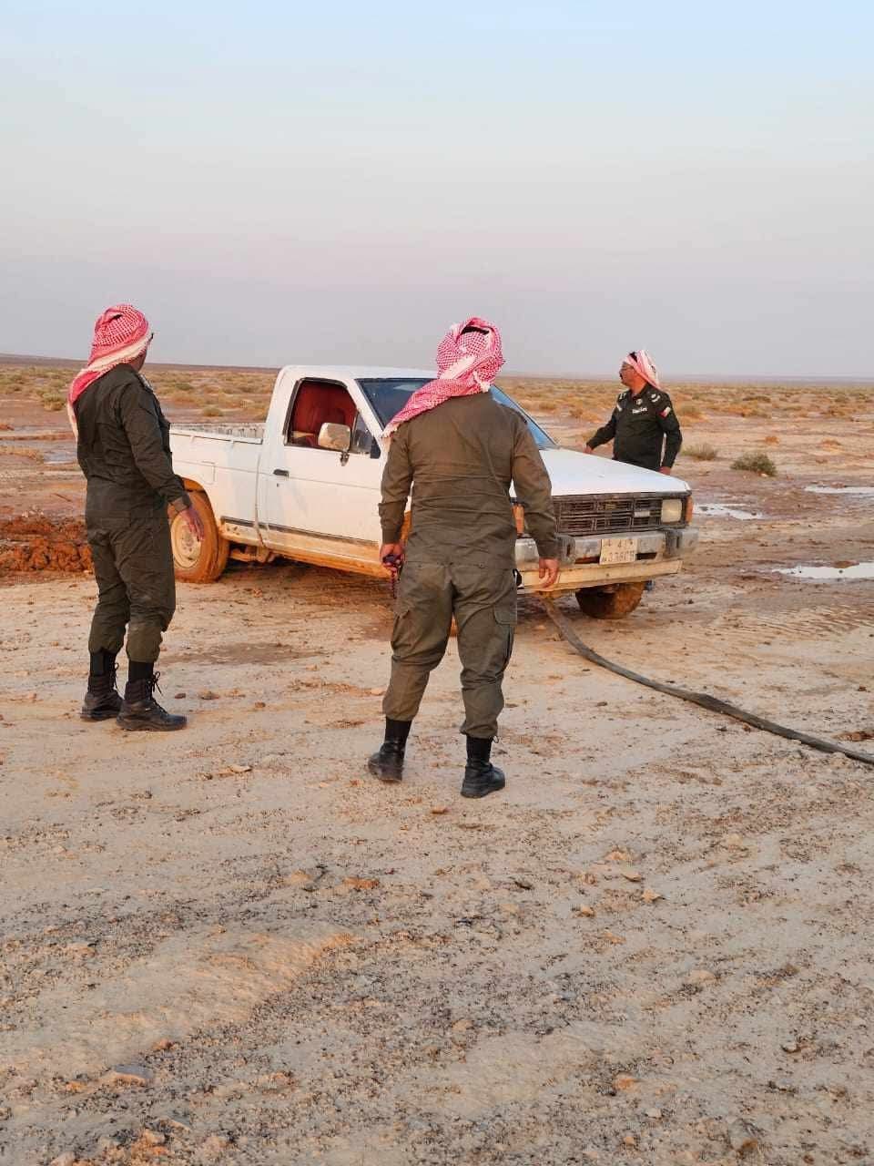 هجانة باير تنقذ مركبة علقت في منطقة صحراوية شرق الحسا