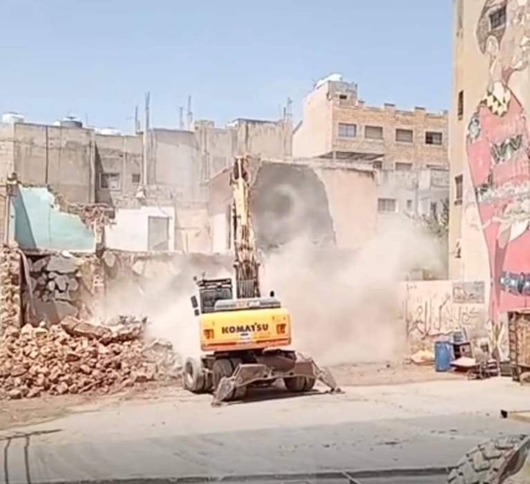 بلدية جرش... إزالة مبنى متهالك في الوسط التجاري حفاظا على الأرواح والممتلكات  صور