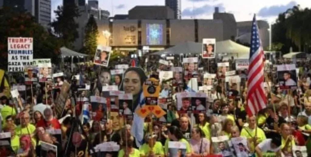 مظاهرات وإضراب في إسرائيل للمطالبة بإعادة الأسرى والانسحاب من غزة