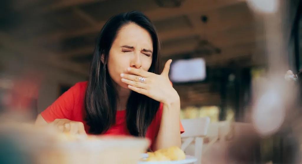 تفسير حلم أكل الطعام الفاسد للمتزوجة.. رسائل تحذيرية من العقل الباطن
