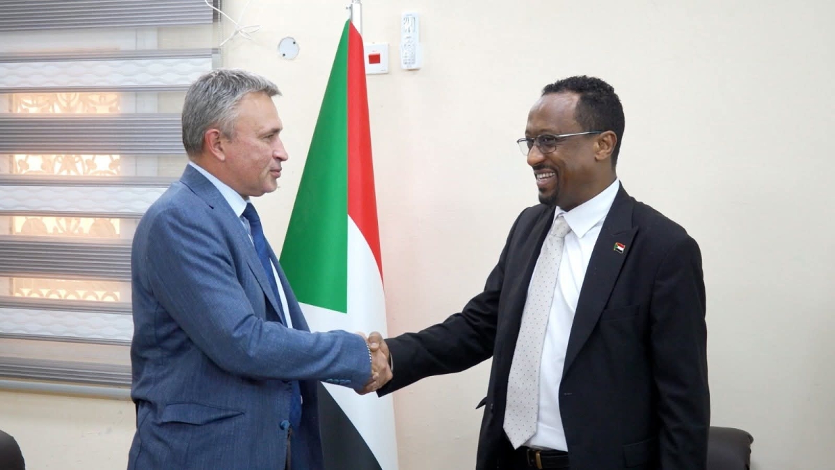وزير الثقافة والإعلام والسياحة يستقبل السفير الروسي لدى السودان