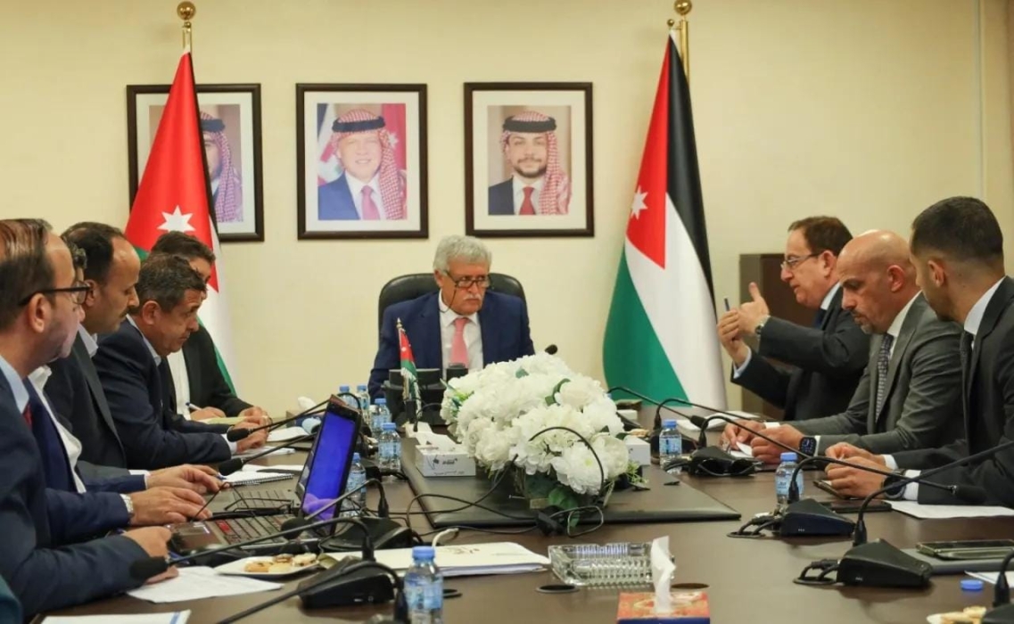 وزير النقل يوجه بتسريع ترخيص وتشغيل مطار عمان المدني