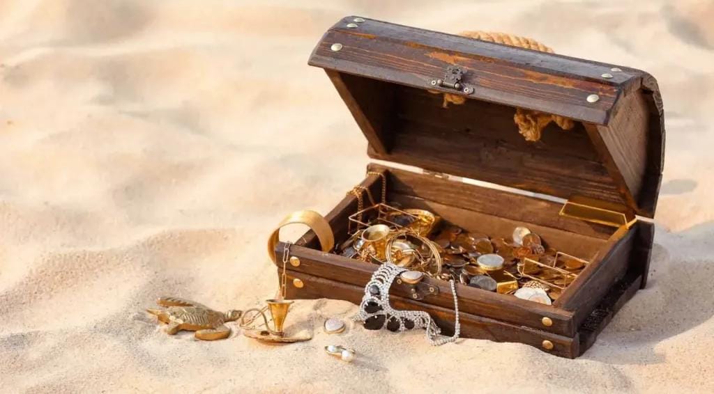 تفسير حلم العثور على كنز من المجوهرات للعزباء: فرصة ذهبية أم وعي بالذات؟