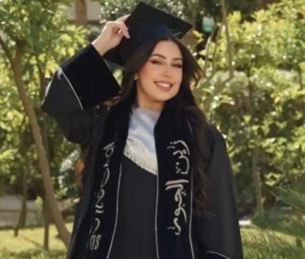 مباركة دبلوماسية.. نائب القنصل المصري في جدة يهنئ زين رامي الجبور بتفوقها في التوجيهي