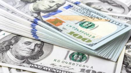 الدولار يستقر مع تركيز الأسواق على قمة أوكرانيا