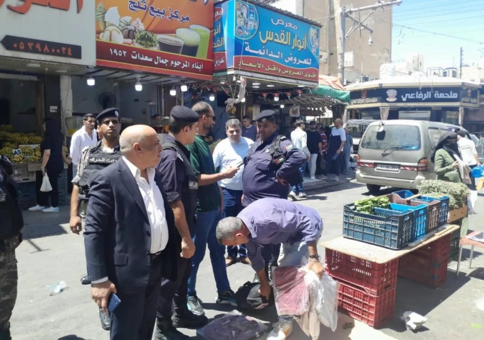 حملة لإزالة البسطات والتعديات في الزرقاء