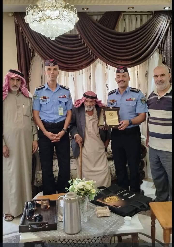 بعد نصف قرن من التقاعد.. الأمن العام يكرم الجندي عطية أبو غليون وفاءً لعطائه