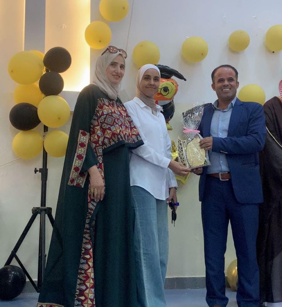 مدرسة الذهيبة الغربية الثانوية تكرم الجبر والحماد والقوقا وطالباتها الناجحات في الثانوية .