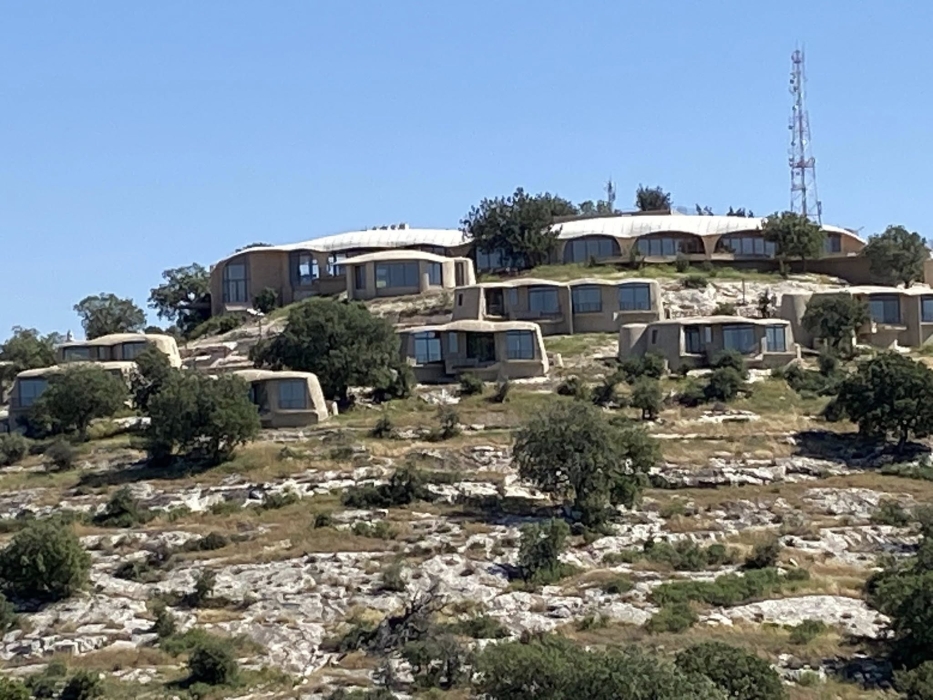 النزل البيئي في محمية غابات اليرموك: مشروع ملكي يعانق الطبيعة ويصنع التنمية