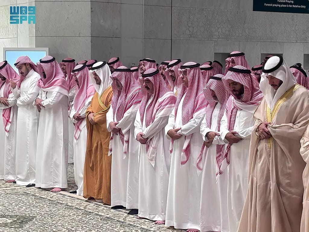 نائب أمير مكة المكرمة يؤدي صلاة الميت على والدة الأمير فهد بن مقرن بن عبدالعزيز