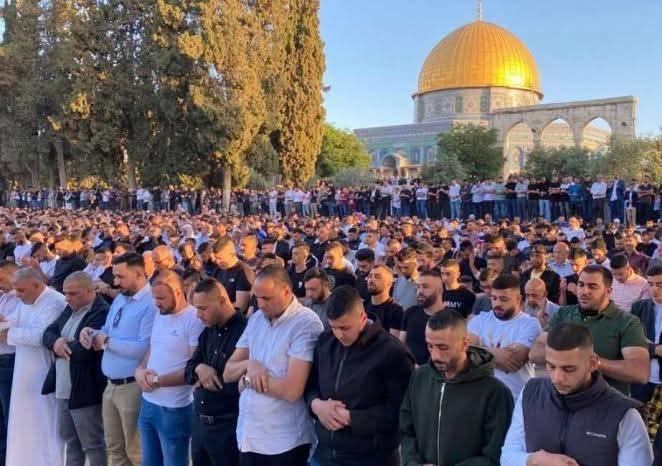 45 ألفا يؤدون صلاة الجمعة في المسجد الأقصى المبارك