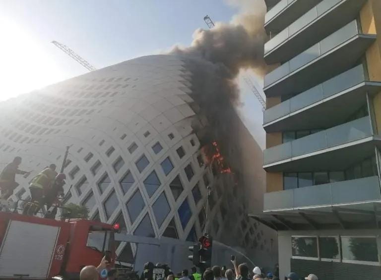 السيطرة على حريق كبير في الواجهة البحرية ببيروت بعد تصاعد دخان كثيف