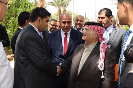 الأمير الحسن يحاور شبابا في جامعة الحسين بن طلال