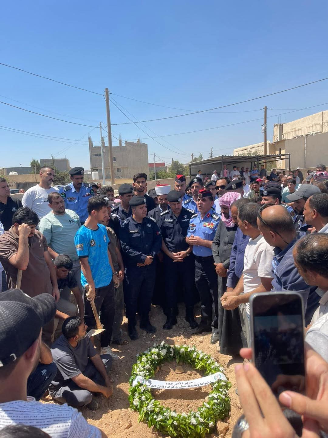 العقيد الخوالدة  يشارك في تشييع جثمان الوكيل محمد صالح الدبايبة...صور