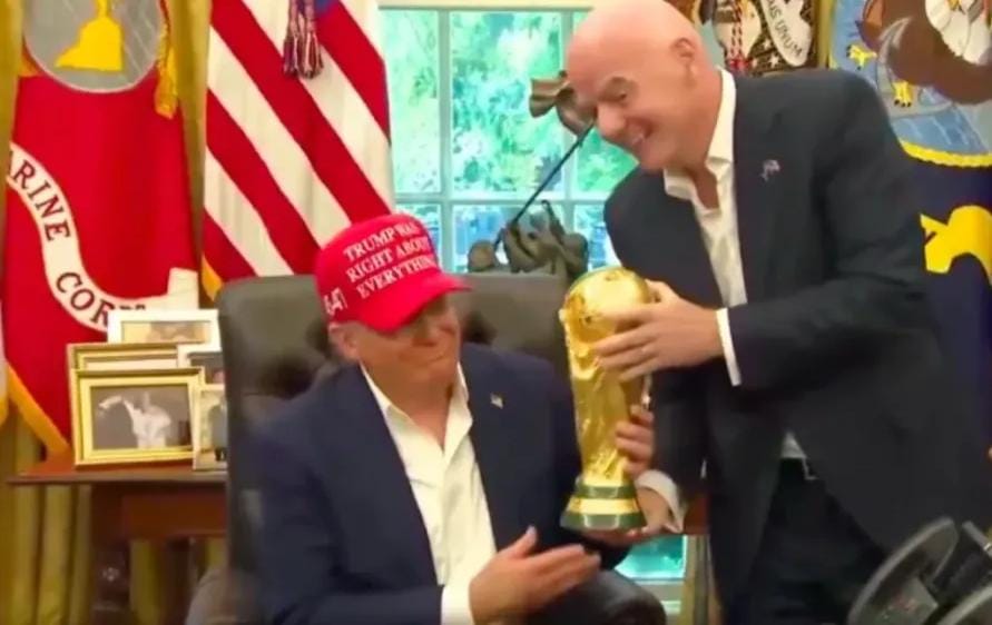 ”من ميسي إلى ترامب: رحلة مجسم كأس العالم تُثير ضجة في البيت الأبيض”