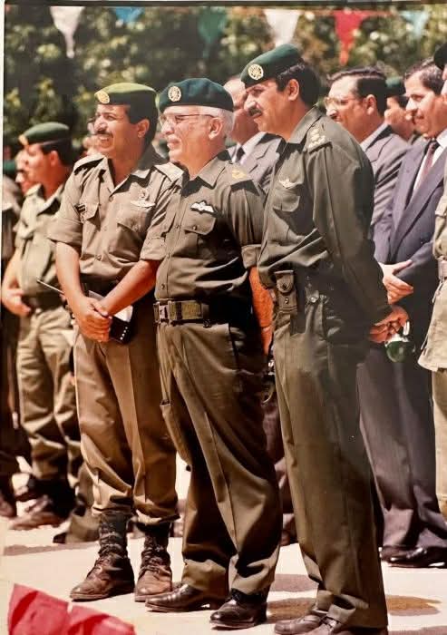 صورة تاريخية لجلالة المغفور له الملك الحسين خلال تمرين عسكري