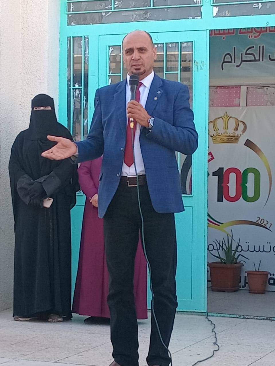 النعيمات يشارك الطلبة في فعاليات اليوم الدراسي الاول بمدارسة بنات المريغة الثانوية المختلطة .