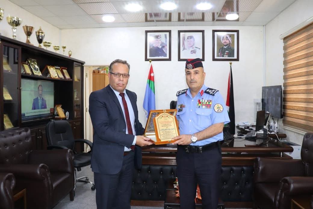تربية بصيرا تكرم مدير شرطة الطفيلة تقديراً لجهود الأمن العام في امتحانات التوجيهي