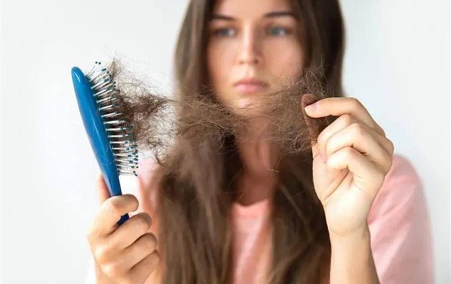 5 طرق طبيعية فعّالة لتقليل تساقط الشعر بدون أدوية