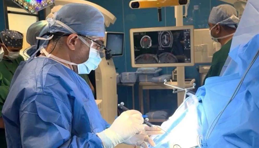 جامعة قناة السويس المصرية تحقق إنجازًا طبيًا تاريخيًا بإجراء أول جراحة دماغية بتقنية ”حالة اليقظة”