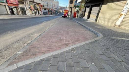 أمانة عمّان تنفذ مبادرة لتأهيل الأرصفة في منطقة الجبيهة