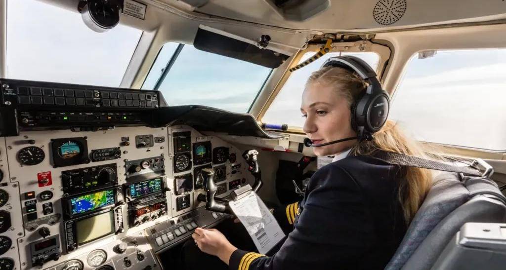 تفسير حلم قيادة الطائرة في المنام.. دلالات السيطرة والطموح والحرية