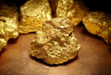 انخفاض طفيف في أسعار الذهب وسط توقعات بخفض الفائدة الأمريكية