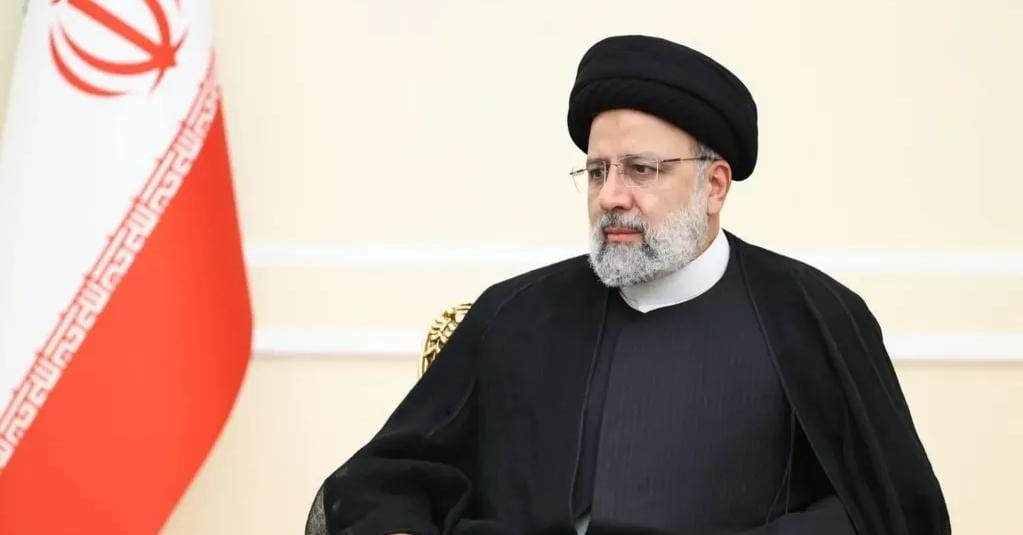 انفجار مفاجئ في طهران: عضو بارز في النظام يكشف ”الحقيقة المرة” وراء مقتل الرئيس!