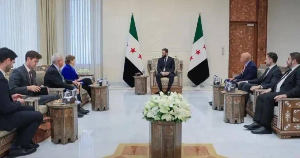 الرئيس السوري أحمد الشرع يستقبل وفداً أميركياً رفيعاً.. خطوات نحو رفع العقوبات وإلغاء ”قيصر”