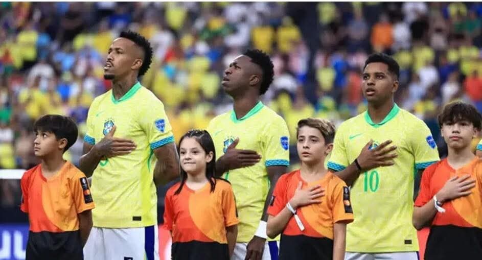 انشيلوتي يستبعد النجوم ويفرض تغييرات جريئة في قائمة السامبا