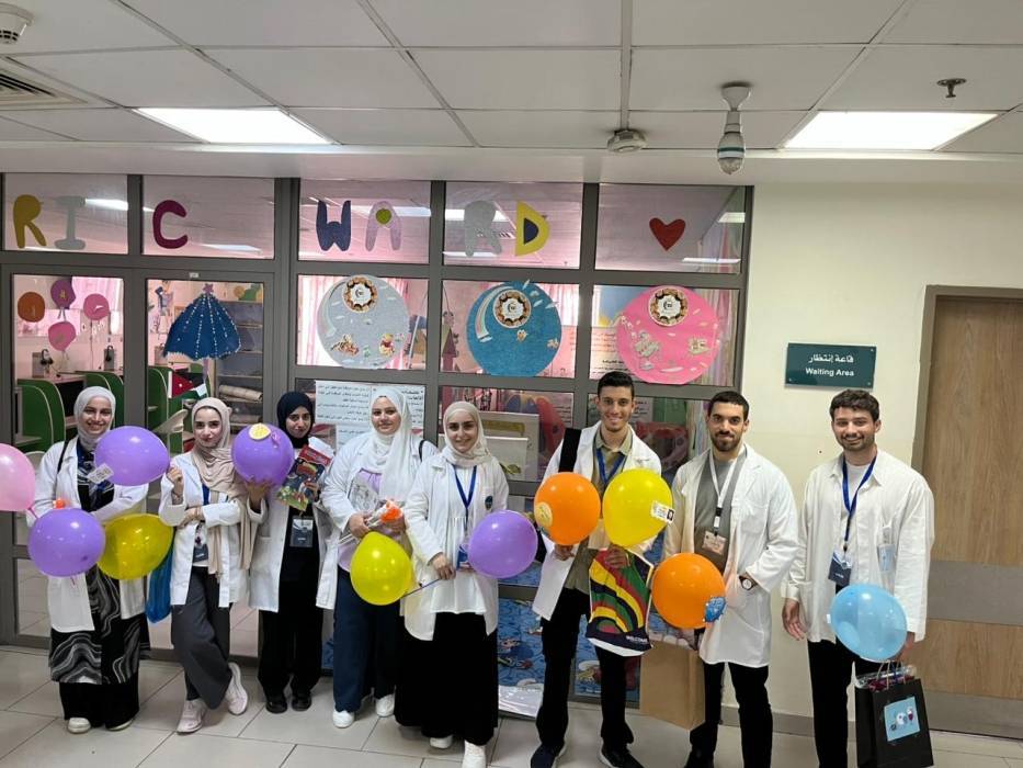 صيدلة الزرقاء تنظم فعالية توعوية للأطفال وذويهم في مستشفى الزرقاء الحكومي