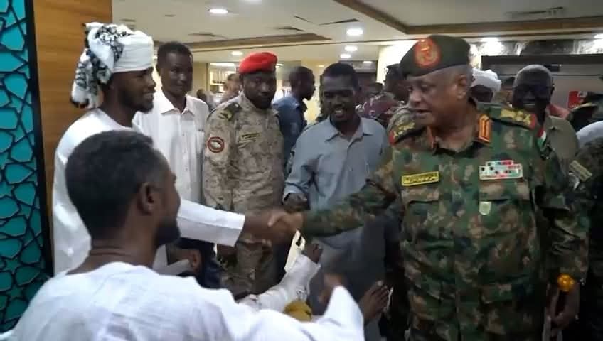 الفريق أول الركن العطا يتفقّد جرحى العمليات بالسلاح الطبي