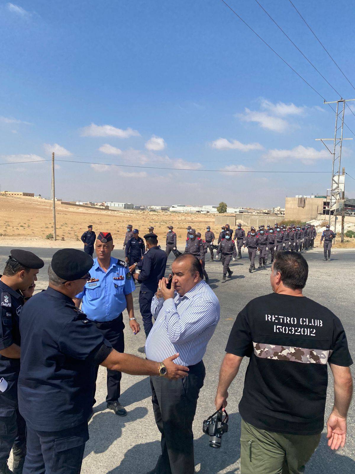 النائب الجبور يشارك مرتبات الامن العام  في الحملة الوطنية لنظافة البيئة في الموقر ...صور