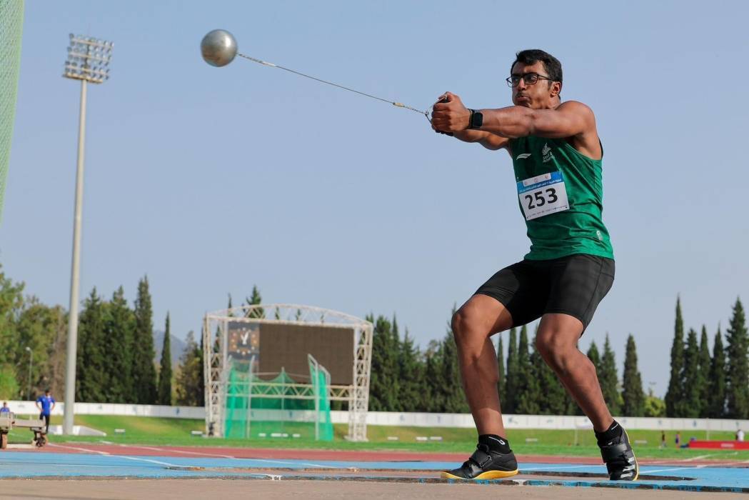 محمد الزاير يحطم الرقم القياسي العربي ويهدي المملكة ذهبية المطرقة