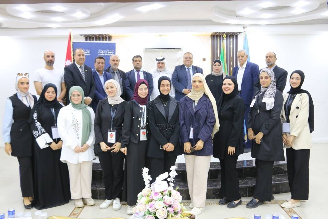 جامعة الزرقاء تكرّم المشرفات والطالبات المتطوعات في مبادرة قلم وورقة في جمعية عمر بن الخطاب الخيرية