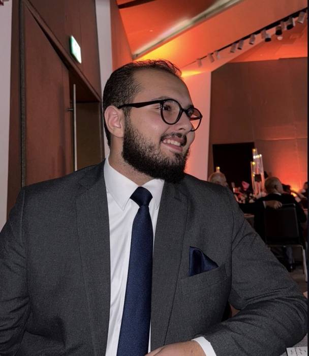 الداوود ينجح في المرحلة الأولى من الثانوية العامة