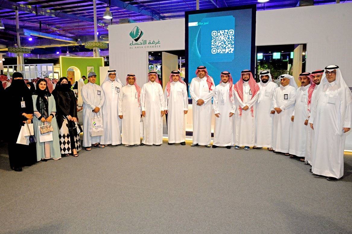 وفد صحفيي الأحساء يتجولون في معرض اللومي