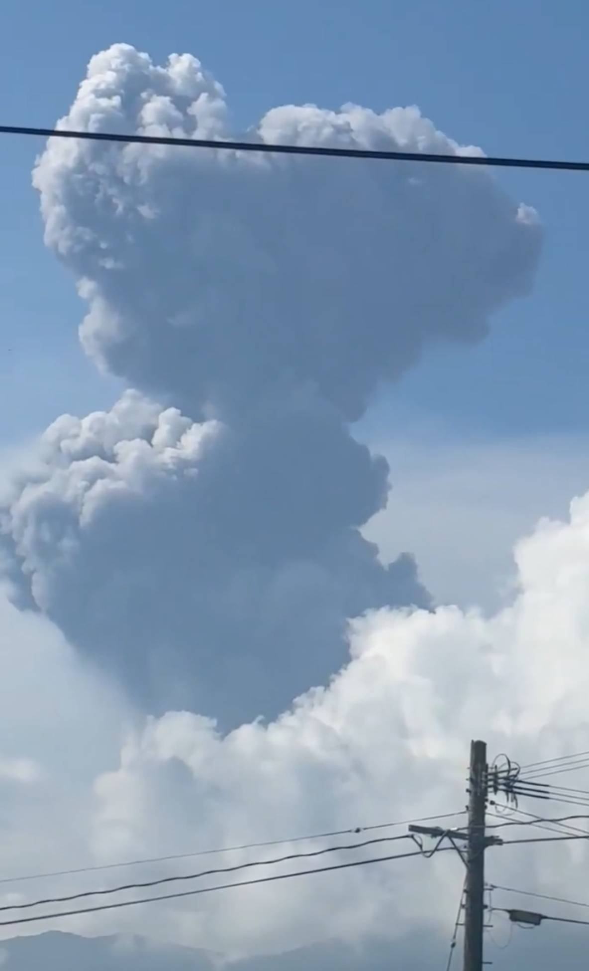 بركان جبل شينموي جنوب غرب اليابان يثور ويقذف حممه البركانية على ارتفاع 5500 متر