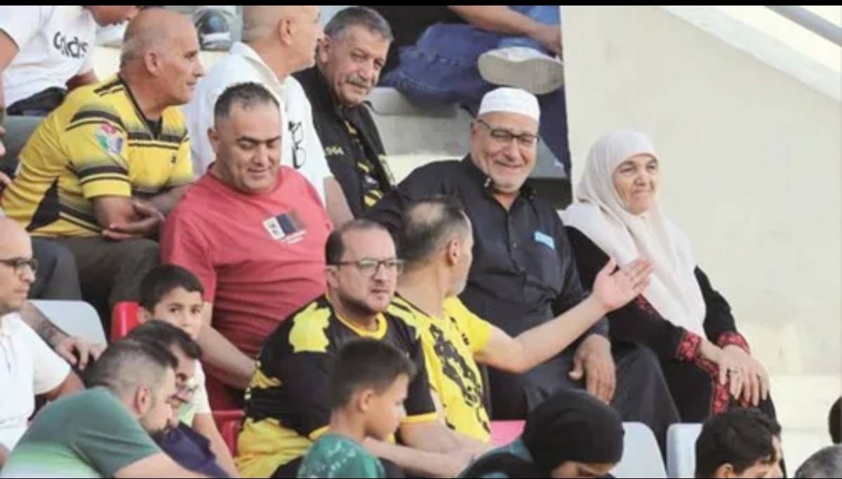 ملكاوي وزوجته.. مسنان يلاحقان مباريات الحسين منذ عقود في قصة عشق حقيقية