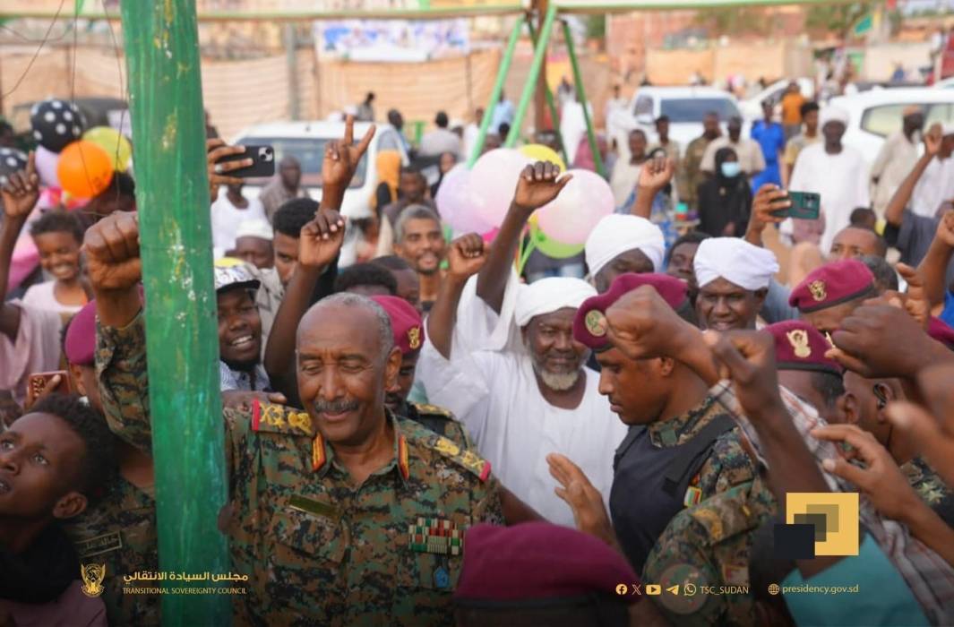 رئيس مجلس السيادة القائد العام للقوات المسلحة السودانية يشارك المواطنين احتفالات المولد النبوي الشريف