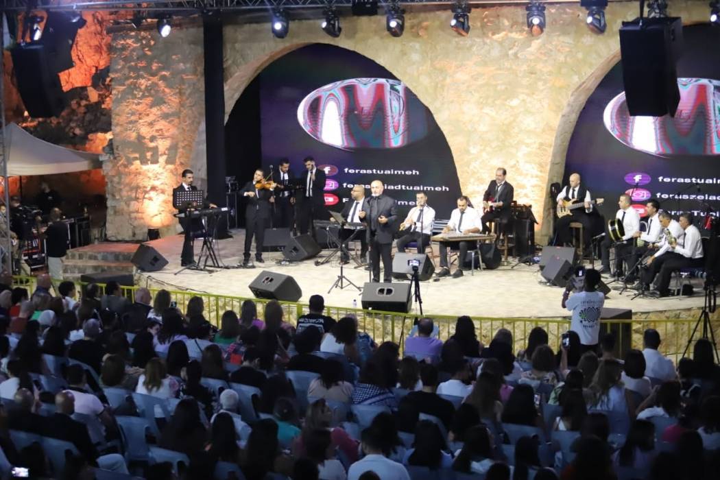 مهرجان الفحيص يرسم لوحة طربية خالدة.. فراس طعيمة يشعل المسرح وجورج نعمة ينجح في أول ظهور