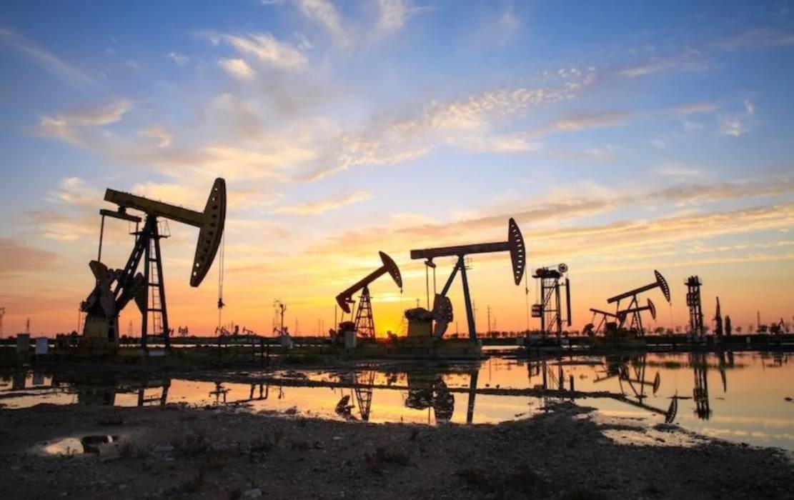 النفط يتراجع بتوقعات انخفاض الطلب ويتجه لمكاسب أسبوعية